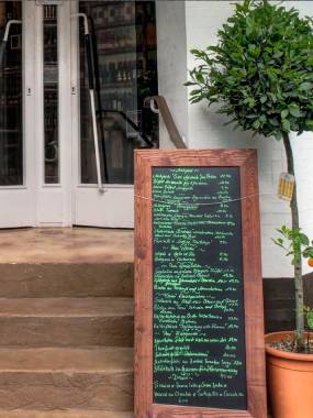 Tageskarte auf der Kreidetafel vor dem Restaurant