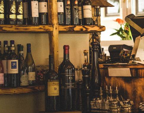 Weinregal der Vinoteca im San Michele
