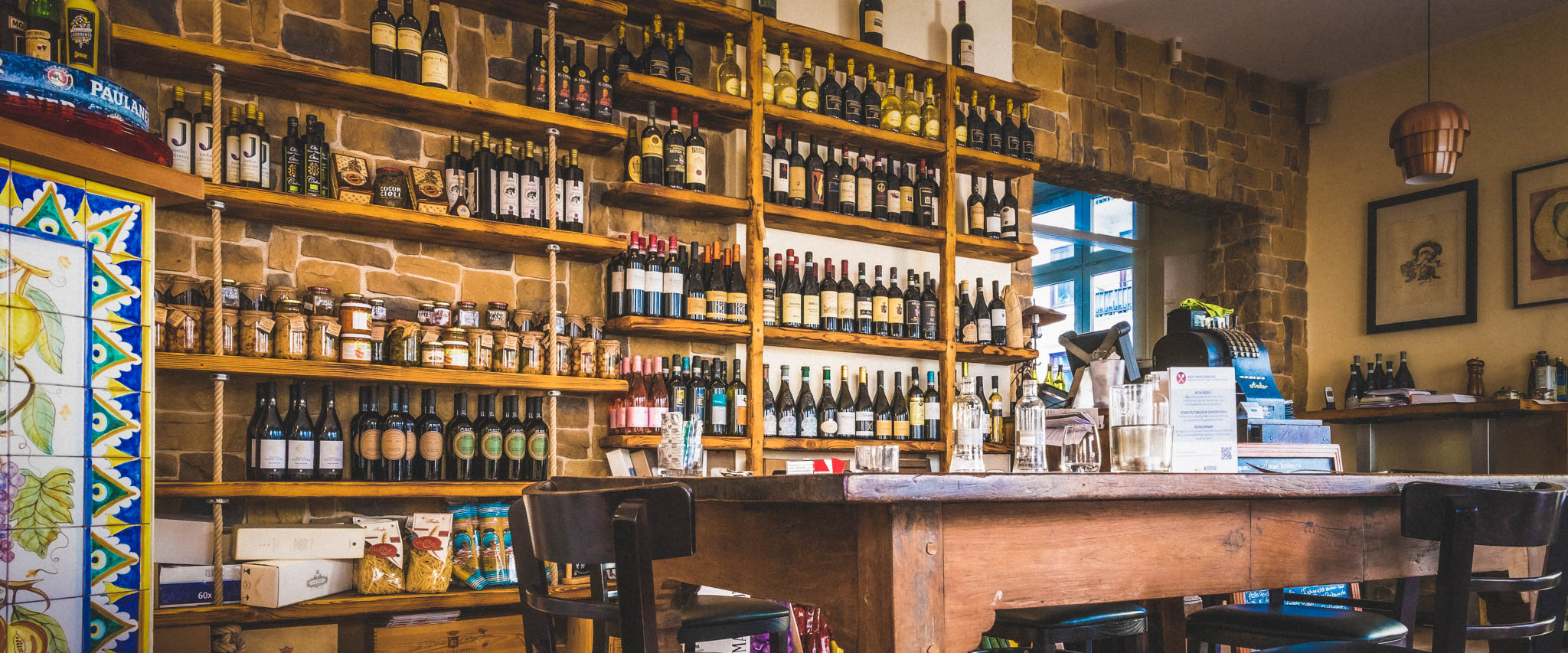 Wein- und Feinkostregale im San Michele